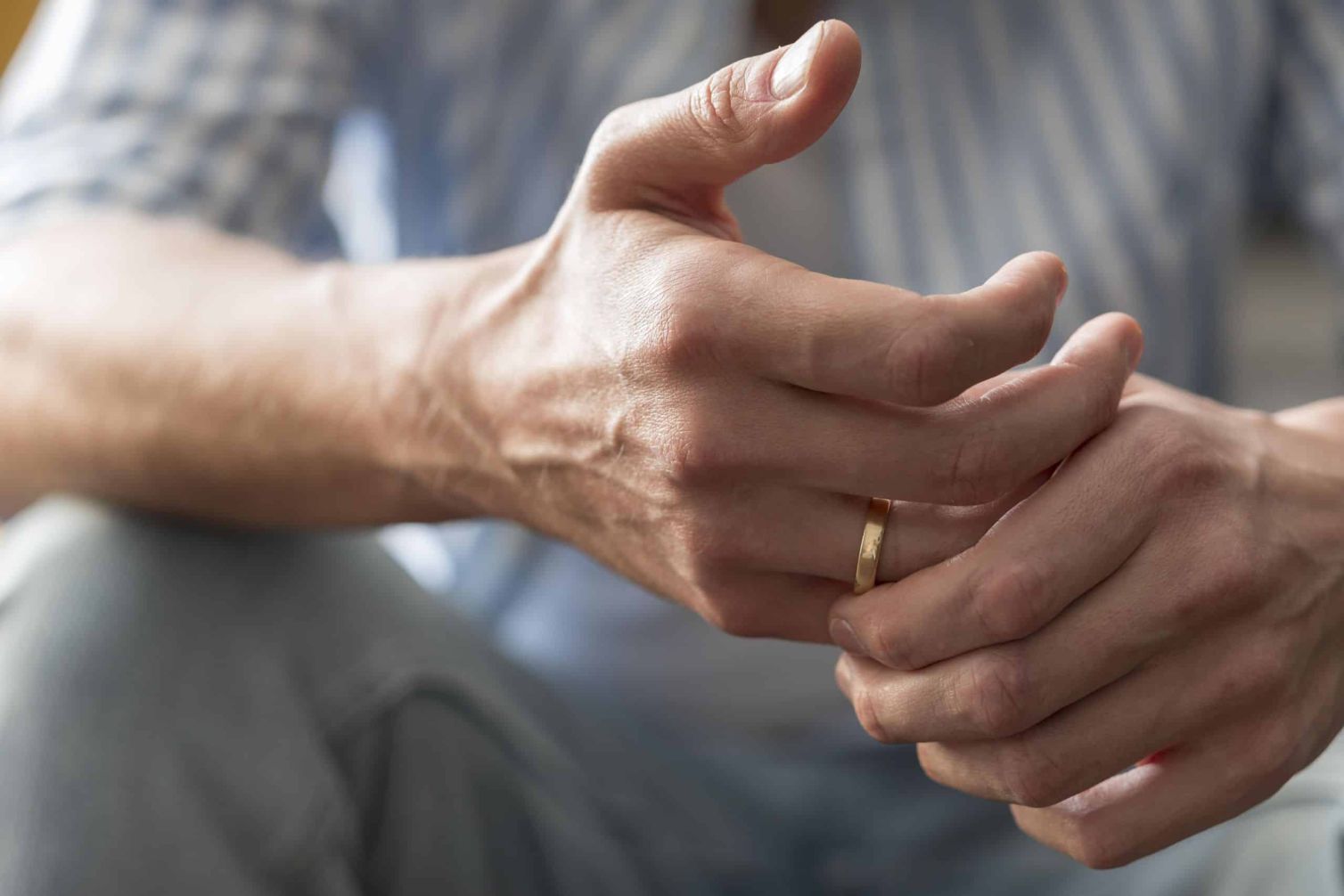 blog-perspective-20240627_close-up-hands-with-golden-ring